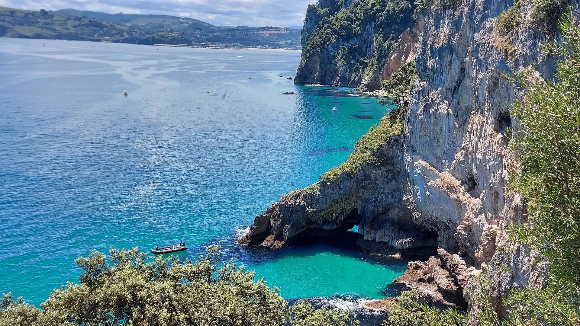 Tramo de litoral cántabro con acantilados y cala natural utilizado como referencia para el análisis de capacidad de carga, protección ambiental y sostenibilidad en destinos costeros.