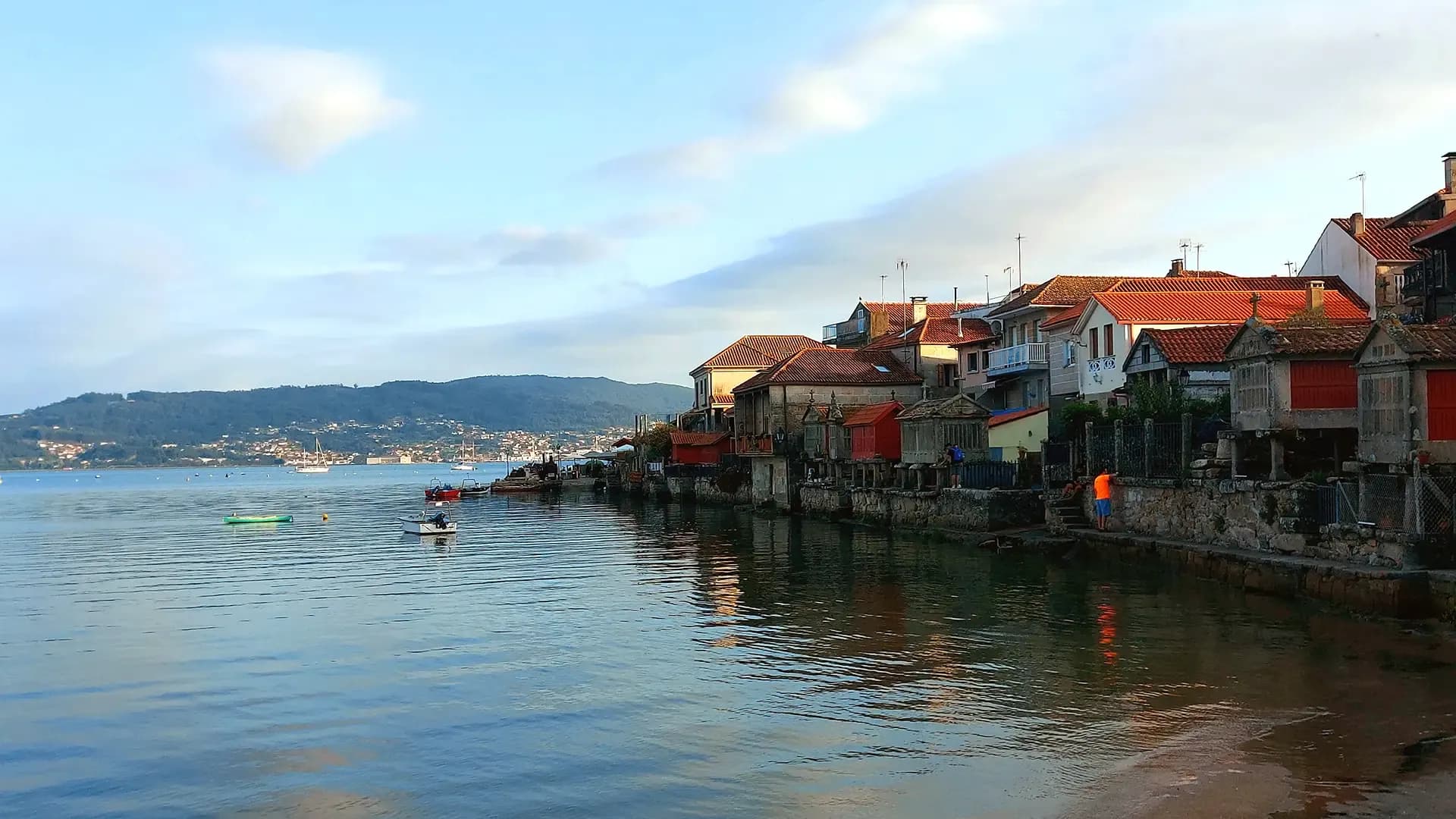 Núcleo costero de Galicia utilizado como referencia para el análisis de convivencia entre actividad turística, uso residencial del litoral y planificación territorial sostenible.