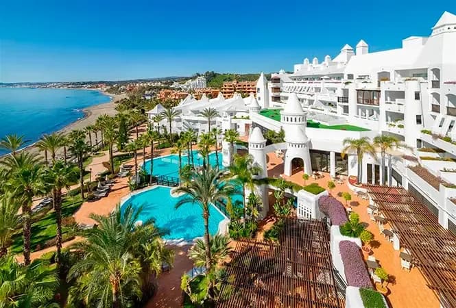 omplejo turístico en el litoral de Málaga utilizado como referencia para el análisis de destinos costeros maduros, modelos de alojamiento intensivo y sostenibilidad territorial.