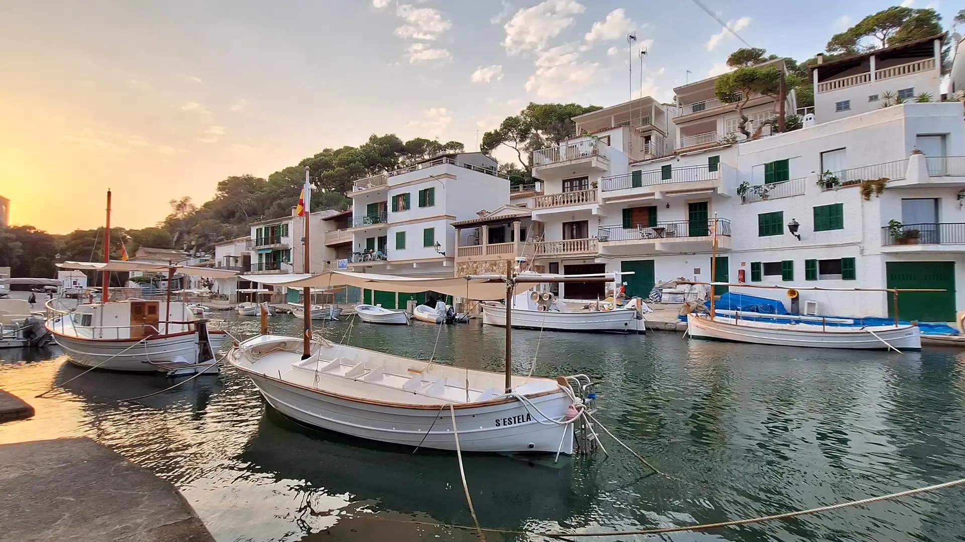 Núcleo costero mediterráneo con actividad portuaria y residencial utilizado como referencia para el análisis de presión turística, usos del litoral y planificación urbana sostenible.