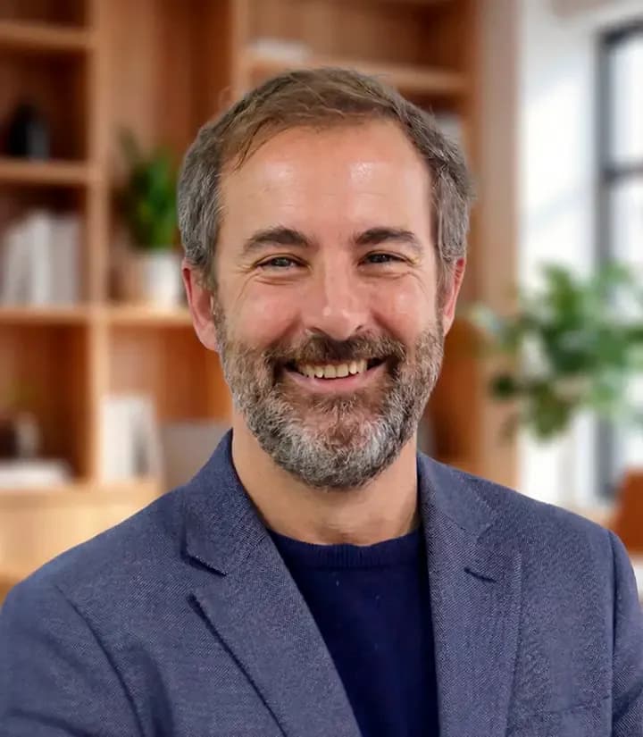 Fernando Aguirre, socio de Lurmetrika, retrato profesional en entorno de oficina.