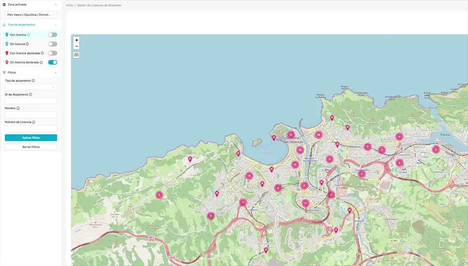 Mapa con la ubicación de viviendas de uso turístico con y sin licencia en un entorno urbano.