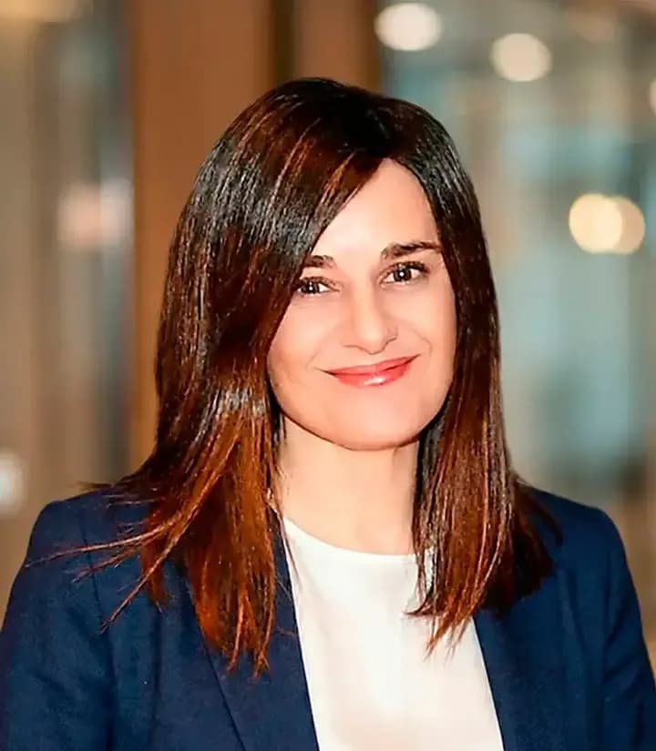 Isabel Láriz, socia y Business Manager de Lurmetrika sonriendo en la oficina.