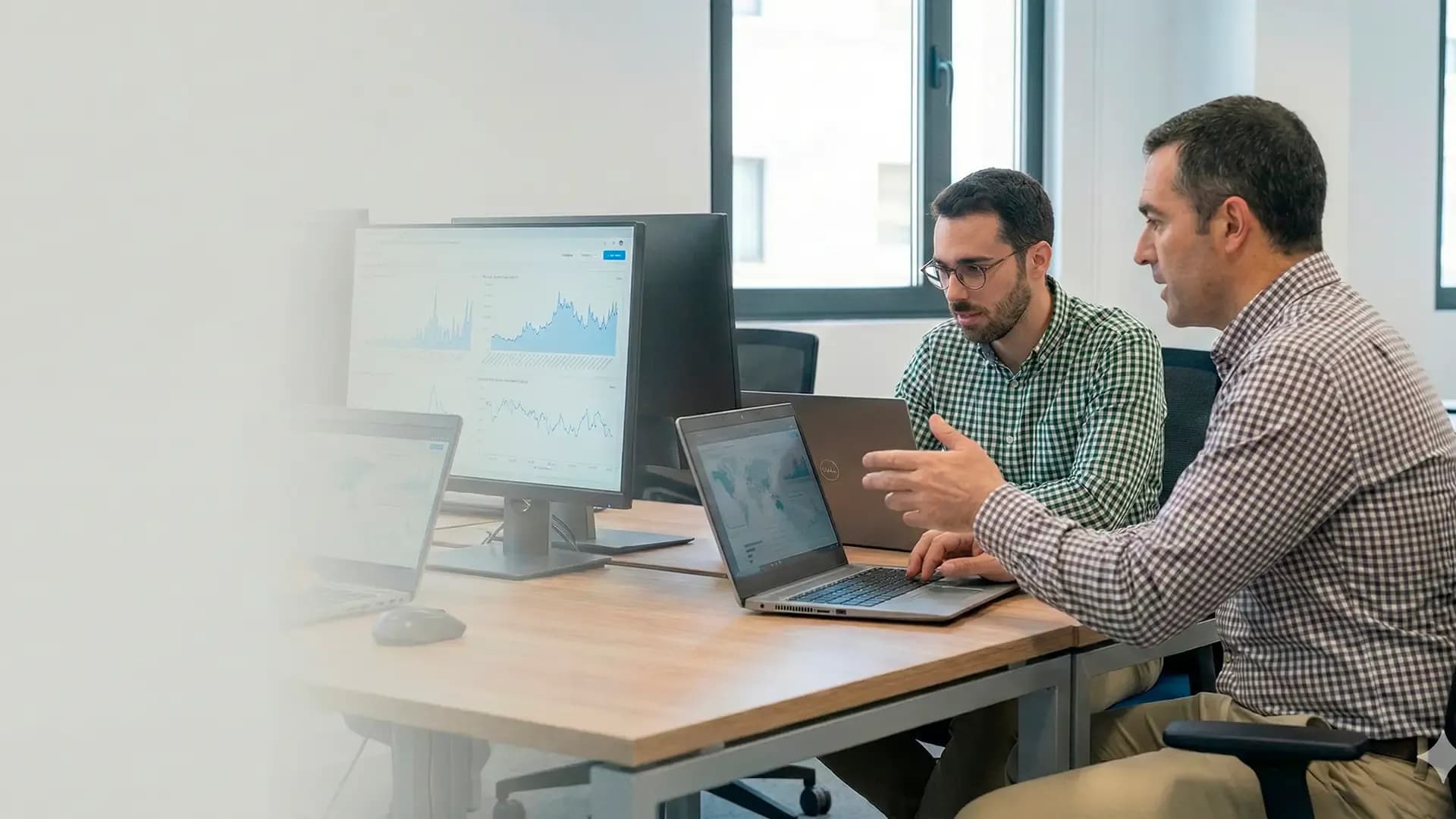 Analistas de Lurmetrika trabajando con dashboards e indicadores para la gestión pública de destinos turísticos.