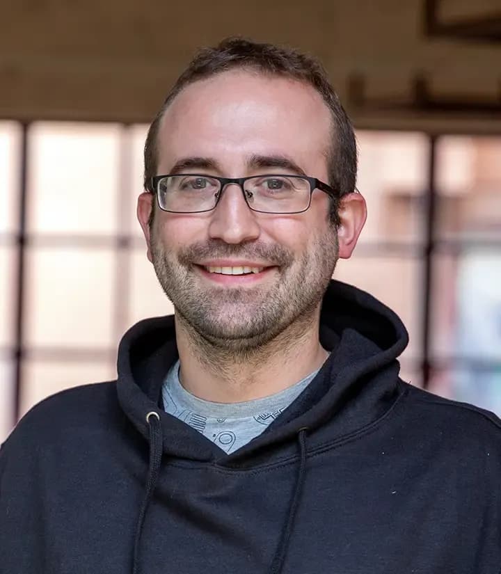 Iker Blanco, CTO de Lurmetrika, en retrato profesional en interior, sonriendo a cámara.